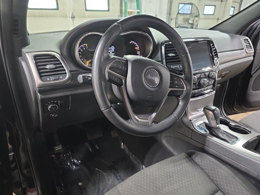 Used 2020 Jeep Grand Cherokee Laredo AWD/4WD image 15