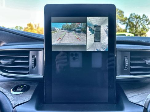 Used 2020 Ford Explorer Platinum w/ Premium Technology Package image 15