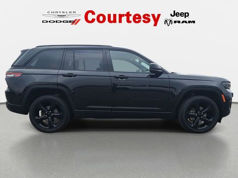 Certified 2023 Jeep Grand Cherokee Altitude image 2