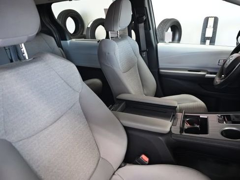 Certified 2025 Toyota Sienna LE AWD/4WD image 9