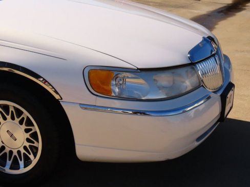 Used 2000 Lincoln Town Car Signature image 5