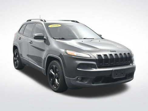 Used 2016 Jeep Cherokee Latitude FWD image 3