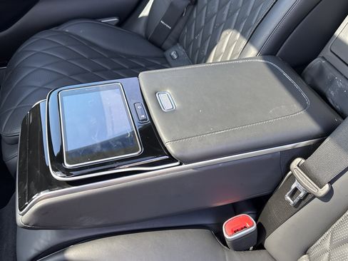 Used 2022 Mercedes-Benz S 580 4MATIC Sedan w/ Rear Seat Package image 33