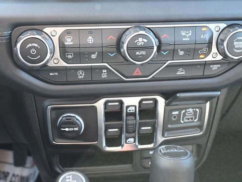 New 2025 Jeep Gladiator Sport image 18