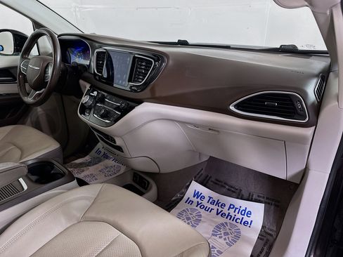 Used 2019 Chrysler Pacifica Touring-L Plus image 30