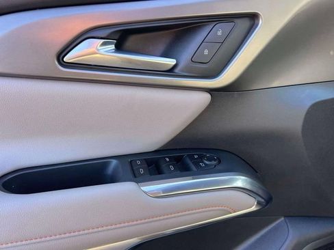 Certified 2025 Chevrolet Traverse LT FWD image 18
