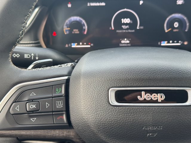 Used 2023 Jeep Grand Cherokee Limited w/ Black Appearance Package AWD/4WD image 25