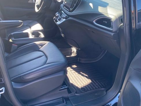 Used 2025 Chrysler Pacifica Select FWD image 18