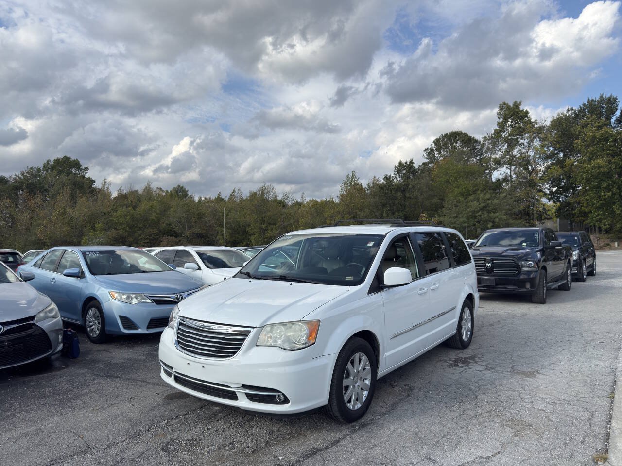 Used 2014 Chrysler Town & Country Touring FWD image 2