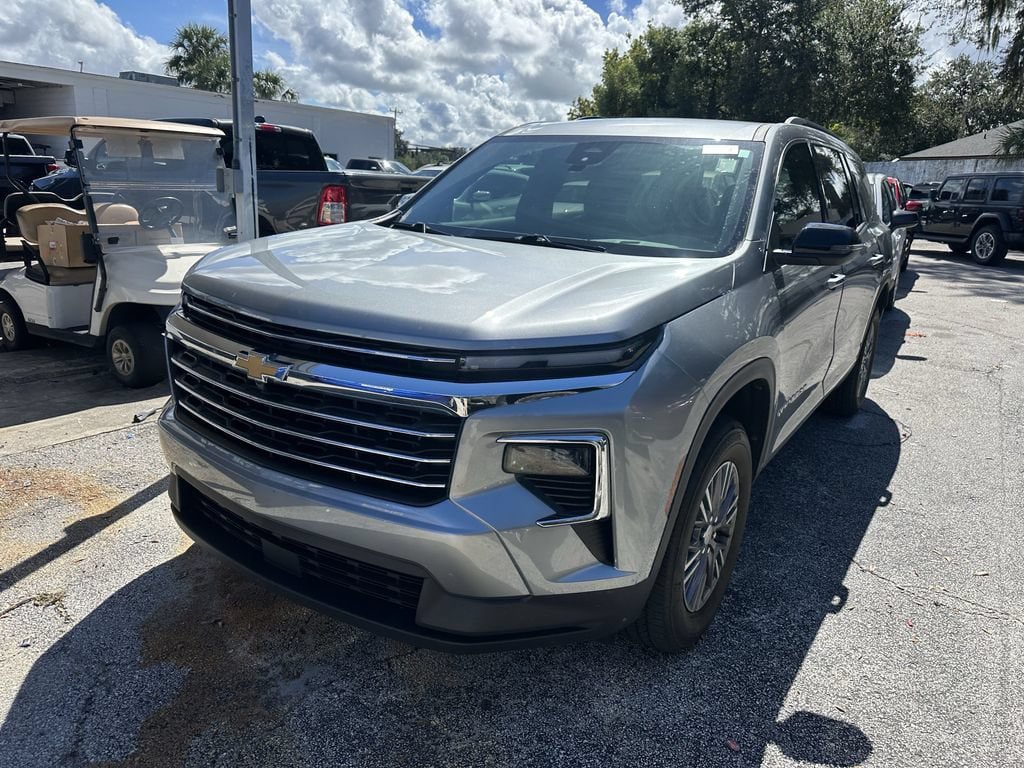 Used 2025 Chevrolet Traverse LT FWD image 8