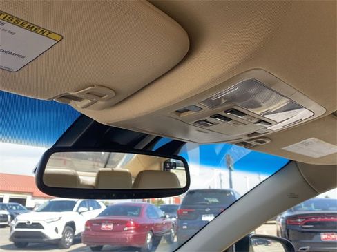 Used 2017 Toyota Avalon Limited image 31