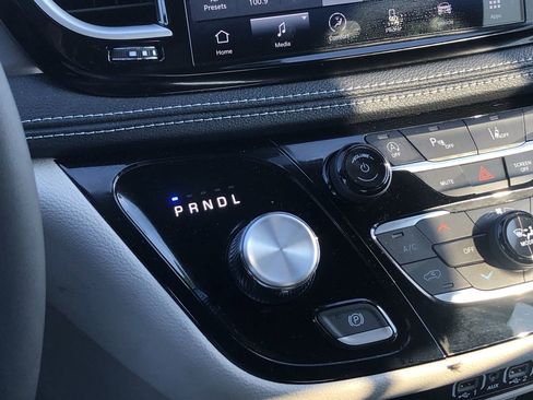 Used 2023 Chrysler Pacifica Touring-L image 28