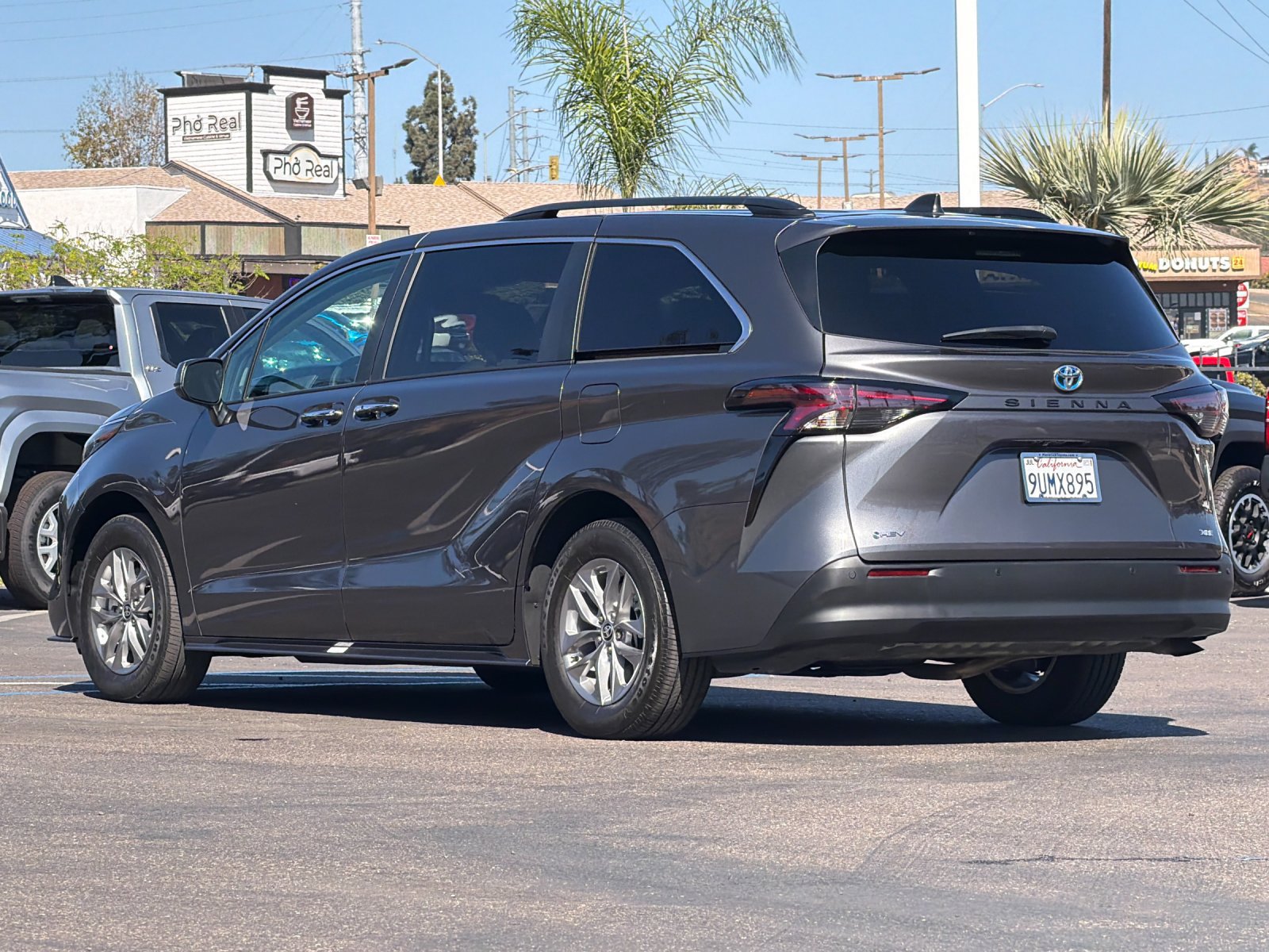 Used 2025 Toyota Sienna XLE FWD image 3