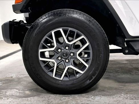 Used 2025 Jeep Wrangler Unlimited Sahara AWD/4WD image 11