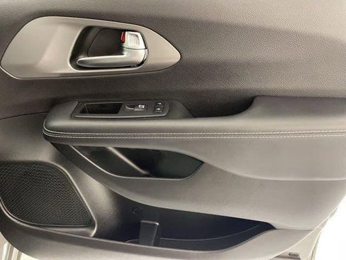 New 2025 Chrysler Pacifica Select image 41