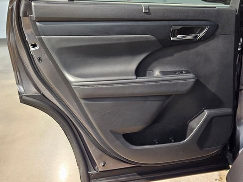 Certified 2024 Toyota Highlander XLE image 34