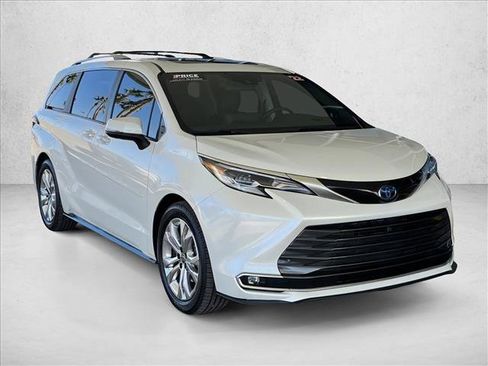 Used 2022 Toyota Sienna Platinum image 5