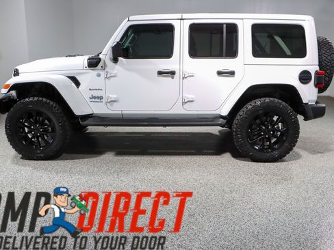 Used 2022 Jeep Wrangler Unlimited Sahara w/ Cold Weather Group AWD/4WD image 11