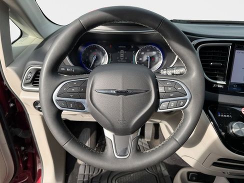 Used 2023 Chrysler Pacifica Touring-L image 11