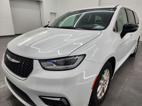 Used 2024 Chrysler Pacifica Touring-L image 7