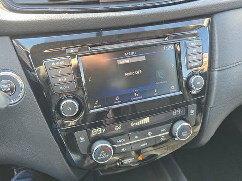 Used 2018 Nissan Rogue SV AWD/4WD image 18