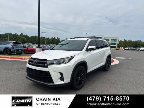 Used 2019 Toyota Highlander SE FWD image 2