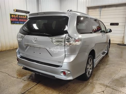 Used 2014 Toyota Sienna SE FWD image 3