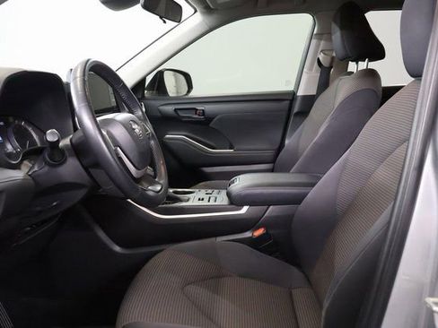 Used 2023 Toyota Highlander LE image 12