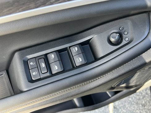 New 2025 Jeep Grand Cherokee L Limited w/ Black Appearance Package AWD/4WD image 18
