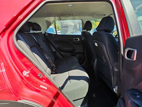 Used 2025 Hyundai Venue SE image 12