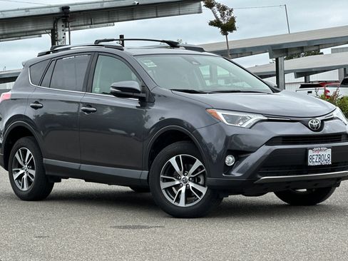 Used 2018 Toyota RAV4 XLE FWD image 2