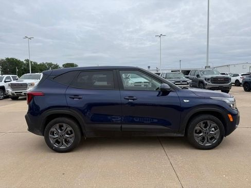 Used 2026 Kia Seltos LX AWD/4WD image 2