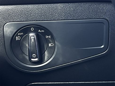 Used 2018 Volkswagen Tiguan SEL image 19