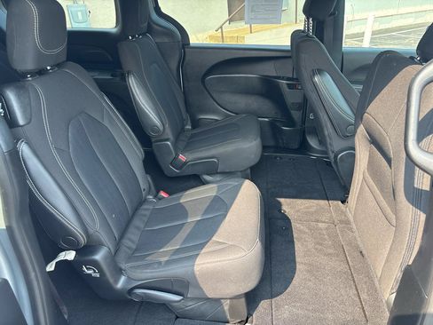 Used 2023 Chrysler Pacifica Touring FWD image 35