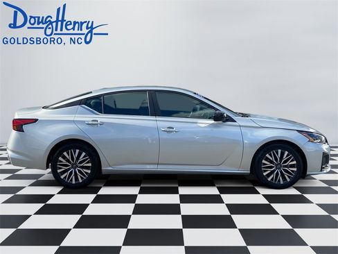 Used 2024 Nissan Altima 2.5 SV image 6