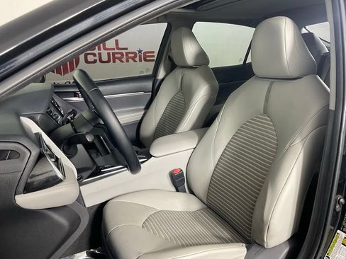 Used 2018 Toyota Camry SE w/ Moonroof Package FWD image 13