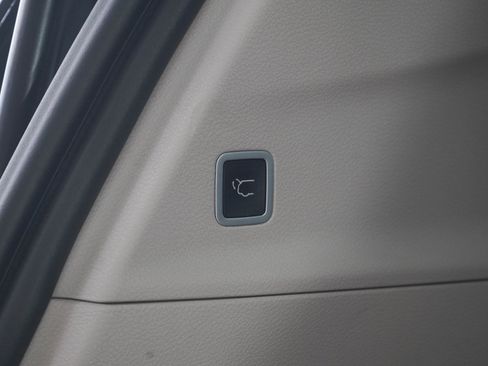 Used 2018 Chrysler Pacifica Touring-L FWD image 19