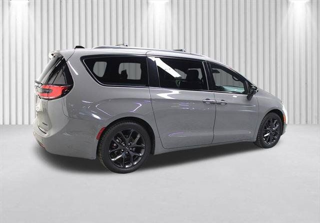 Certified 2025 Chrysler Pacifica Limited FWD image 3