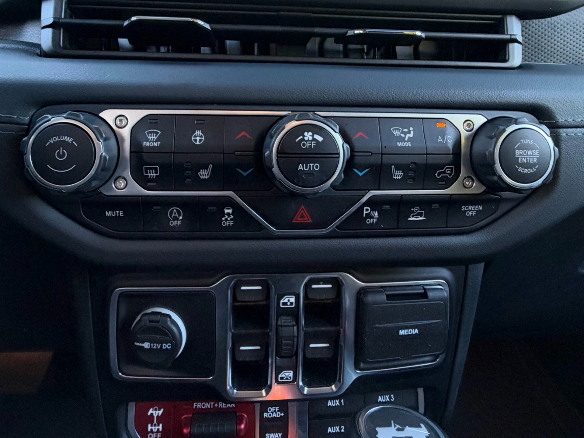 Used 2024 Jeep Wrangler Unlimited Rubicon AWD/4WD image 19