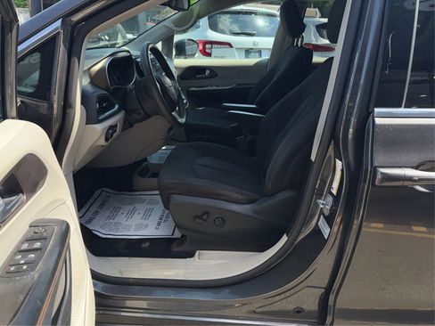 Used 2017 Chrysler Pacifica Touring FWD image 9