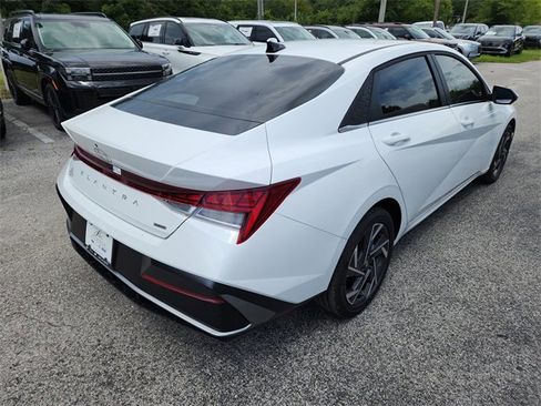 New 2025 Hyundai Elantra Limited image 3
