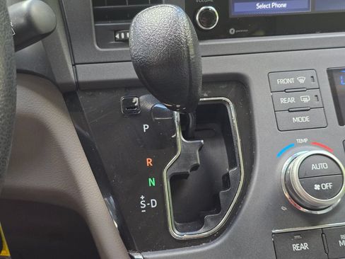 Used 2019 Toyota Sienna LE FWD image 32