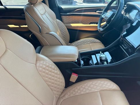 Used 2025 Jeep Grand Cherokee Summit AWD/4WD image 33