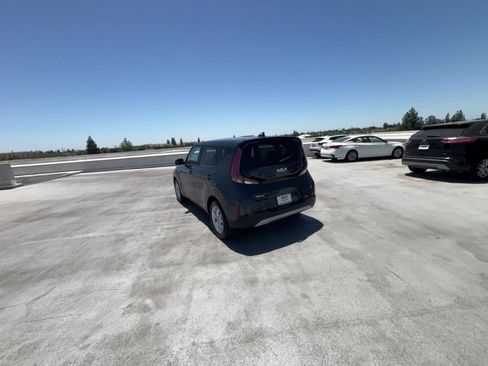 Used 2025 Kia Soul LX w/ LX Technology Package FWD image 16