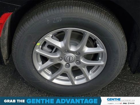 New 2026 Chrysler Pacifica Select image 5