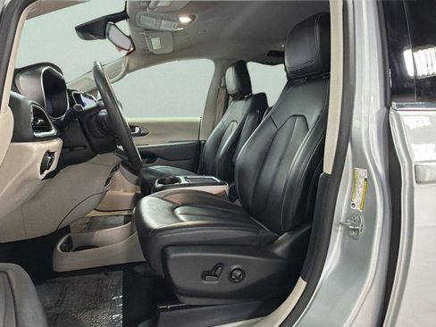 Used 2024 Chrysler Pacifica Touring-L FWD image 17