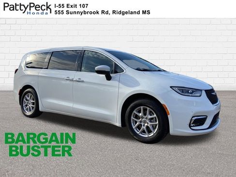 Used 2023 Chrysler Pacifica Touring-L FWD image 1