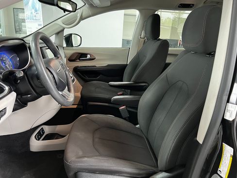 Used 2017 Chrysler Pacifica Touring FWD image 13
