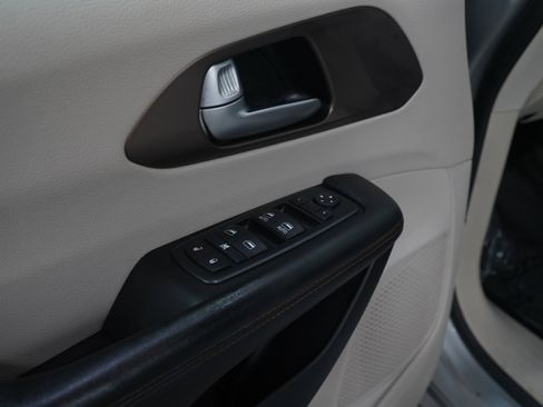 Used 2017 Chrysler Pacifica Touring-L FWD image 23