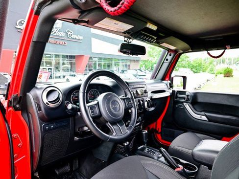 Used 2018 Jeep Wrangler Rubicon w/ Power Convenience Group image 14